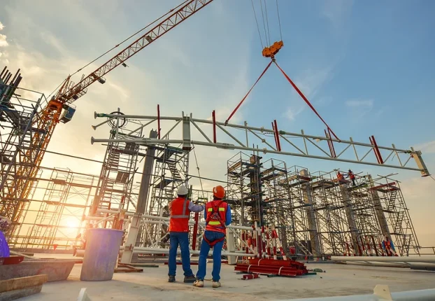 construction-worker-truss-installation